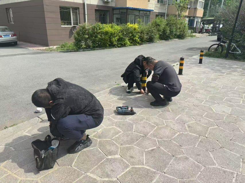 安装挡车桩，恢复停车秩序。