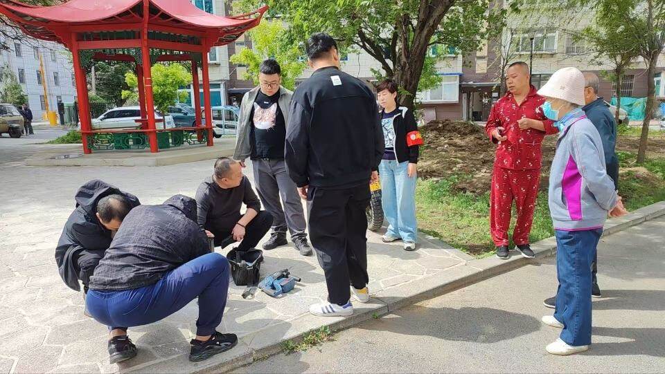 安装挡车桩，恢复停车秩序。