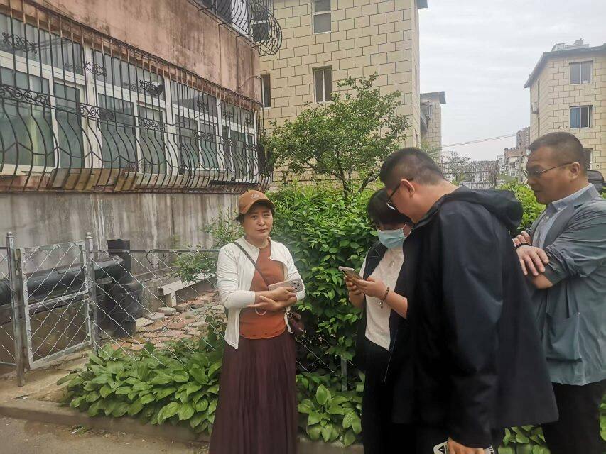 解决困扰居民多日的下水管道反水问题。