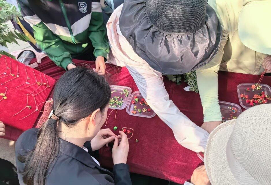 社区携手物业开展端午节活动。