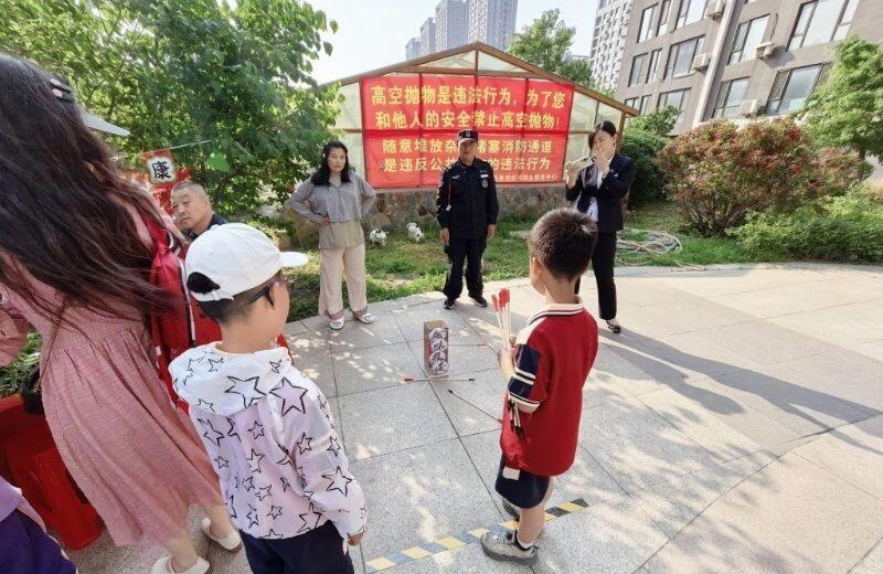 社区携手物业开展端午节活动。