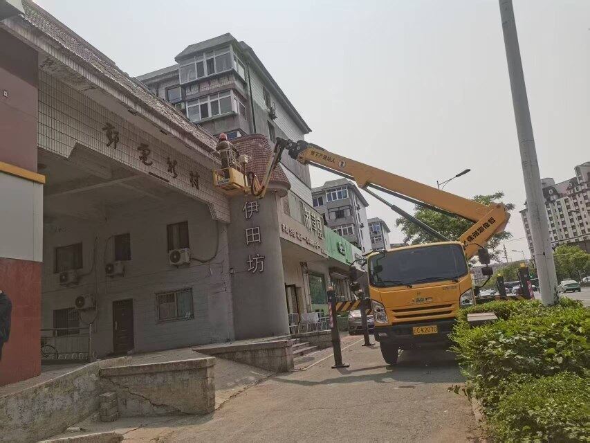 及时处理外墙砖块脱落，消除安全隐患。