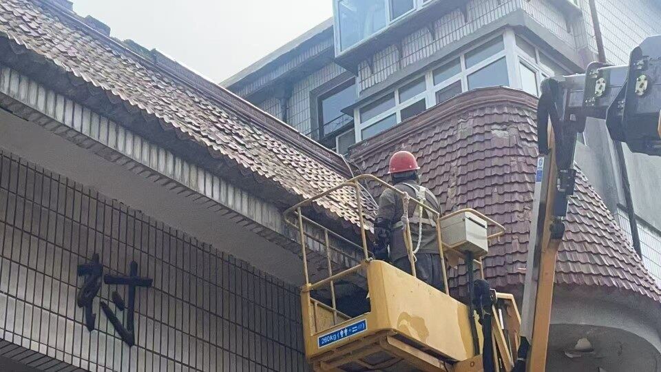 及时处理外墙砖块脱落，消除安全隐患。