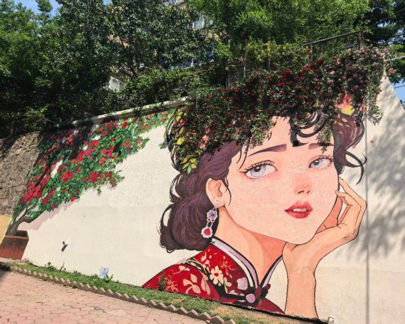 “蔷薇姑娘”已成为市民游客喜爱的城市打卡点。