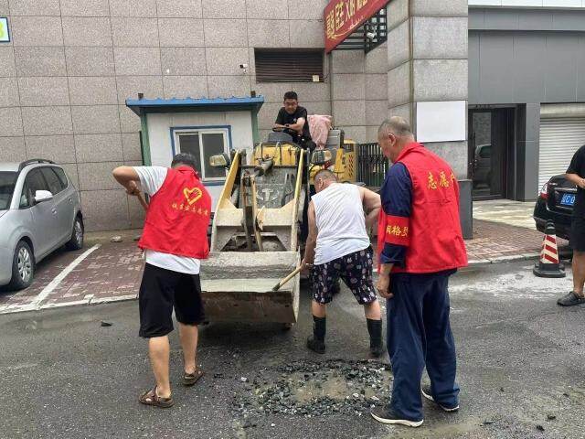社区企业联手修复破损路面。