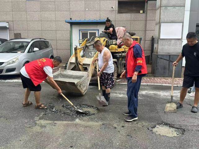 社区企业联手修复破损路面。