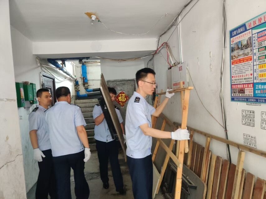 开展“党员先锋践初心 美化家园暖民心”志愿服务活动。