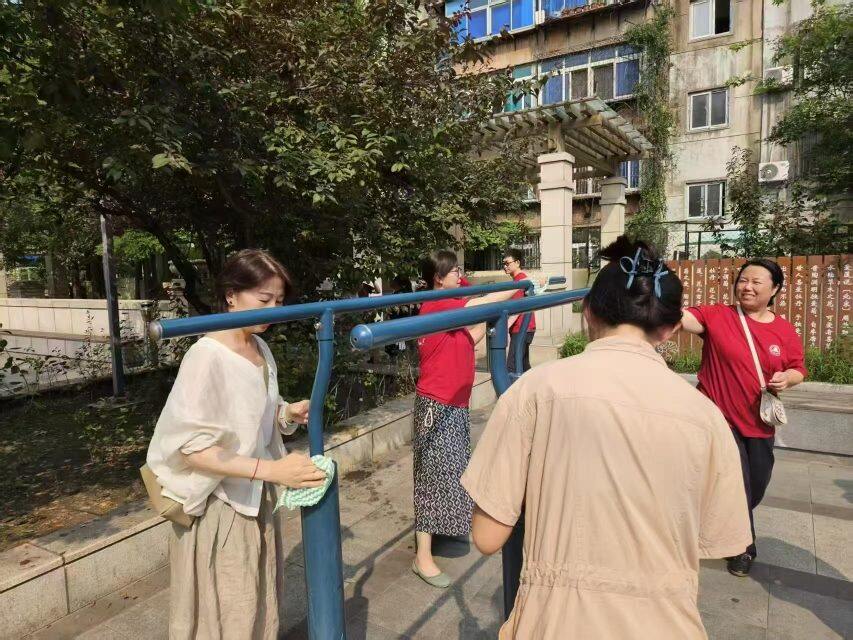 开展环境清理整治志愿服务活动。