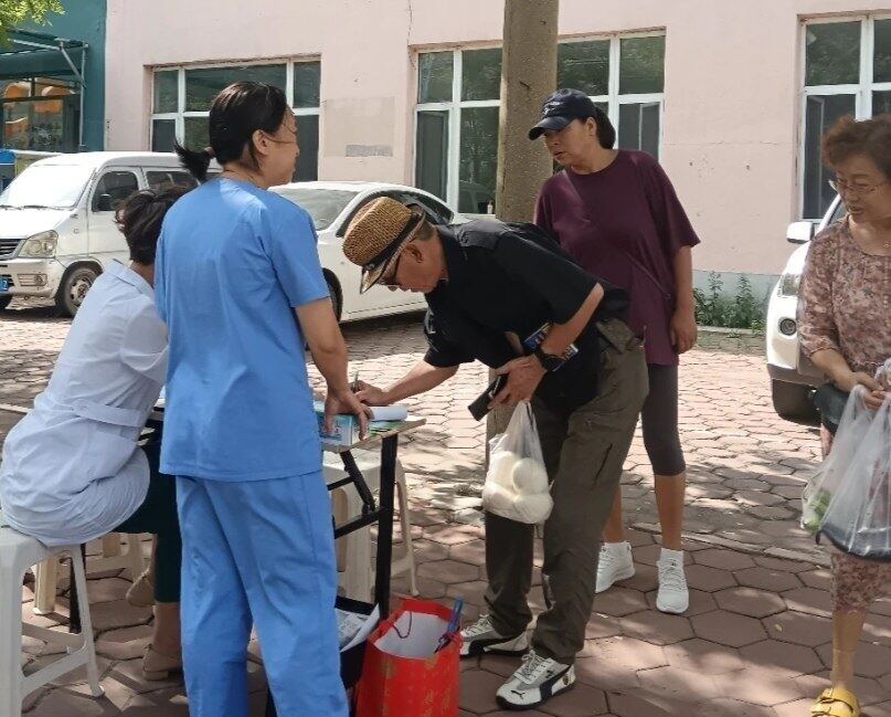 开展便民义诊活动。