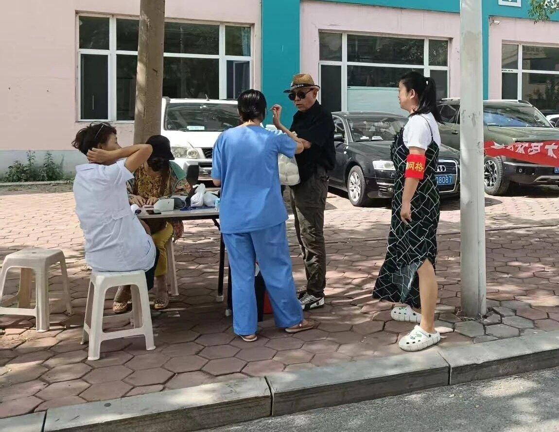 开展便民义诊活动。