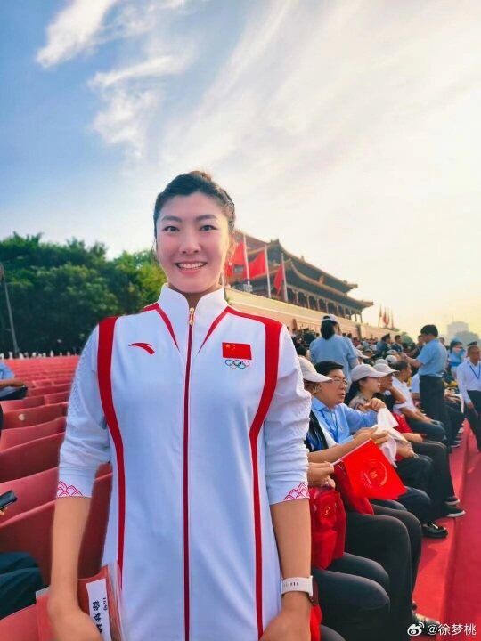 徐梦桃受邀参加纪念大会。