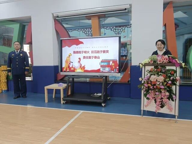 消防安全演练进校园。