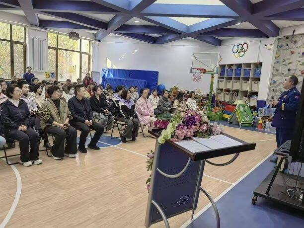 消防安全演练进校园。