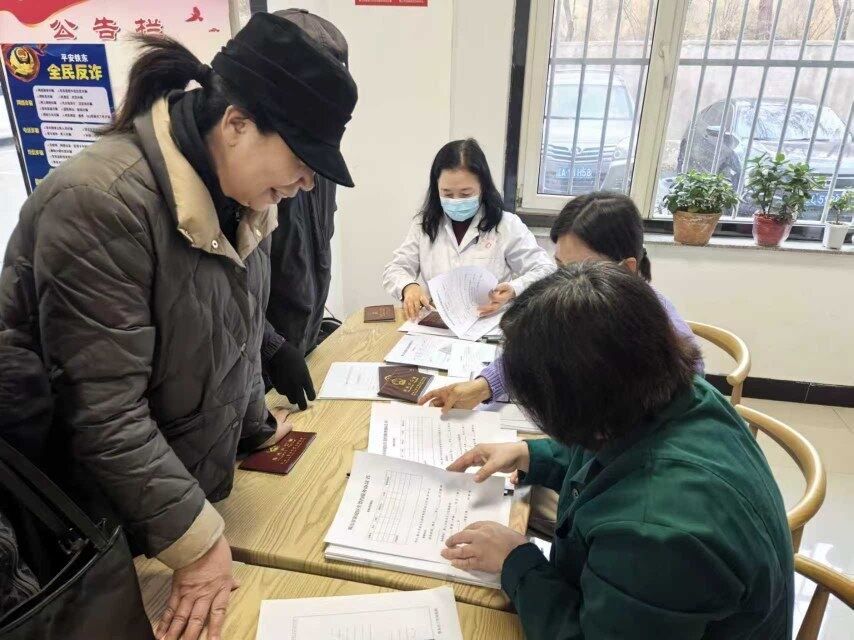 免费体检进社区活动。