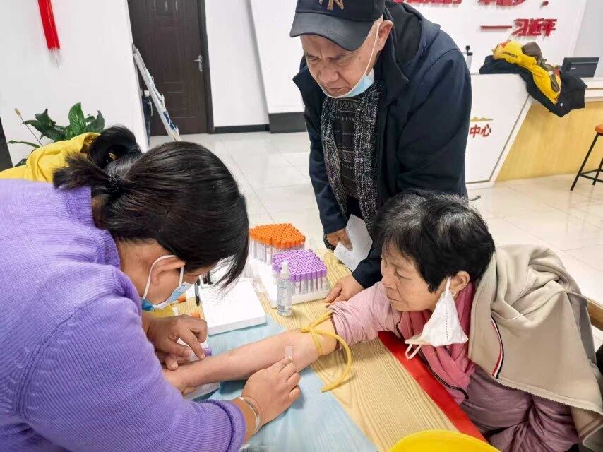 免费体检进社区活动。 免费体检进社区活动。