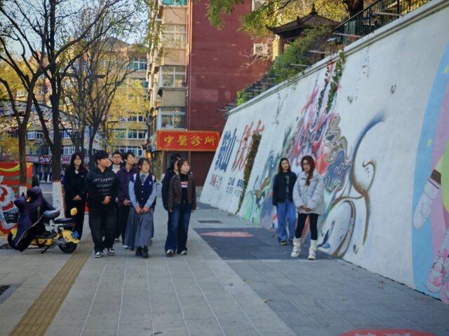 以“实地参观+深度交流”的形式，共话城市建设与青年成长。