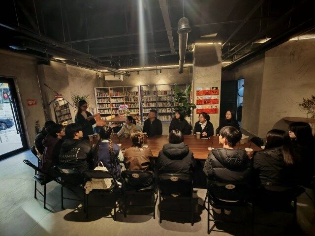 以“实地参观+深度交流”的形式，共话城市建设与青年成长。