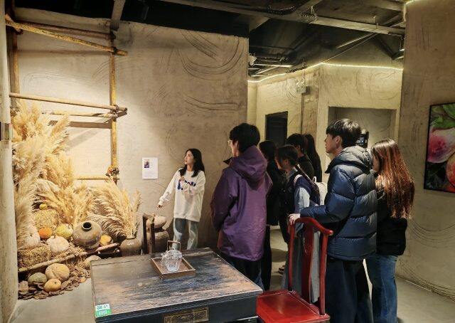 以“实地参观+深度交流”的形式，共话城市建设与青年成长。