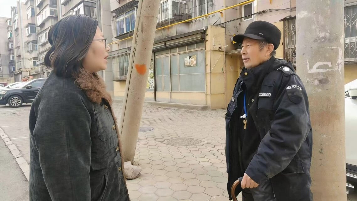 社区网格员送独居老人到养老院。